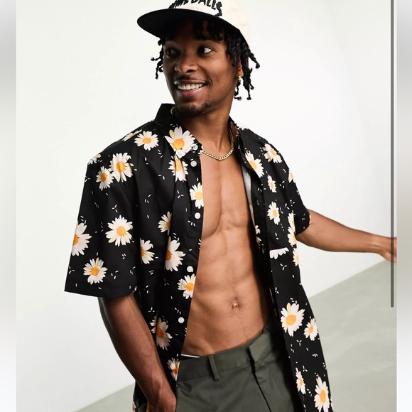 WESC short sleeve shirt with print in black brand new size Medium - Picture 1 of 4